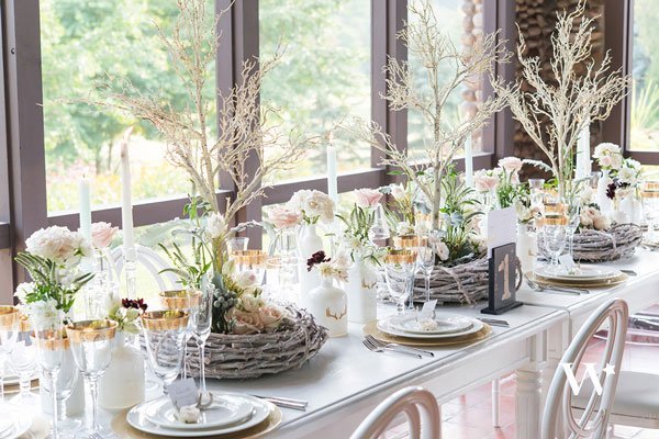 centre de table mariage theme oiseau ; gros nid d'oiseau en guise de centre de table